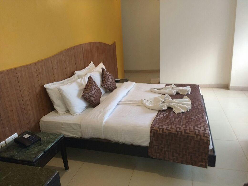 Ocean Waves Sun Baga Hotel Exterior photo