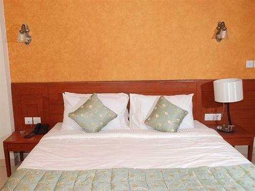 Ocean Waves Sun Baga Hotel Exterior photo