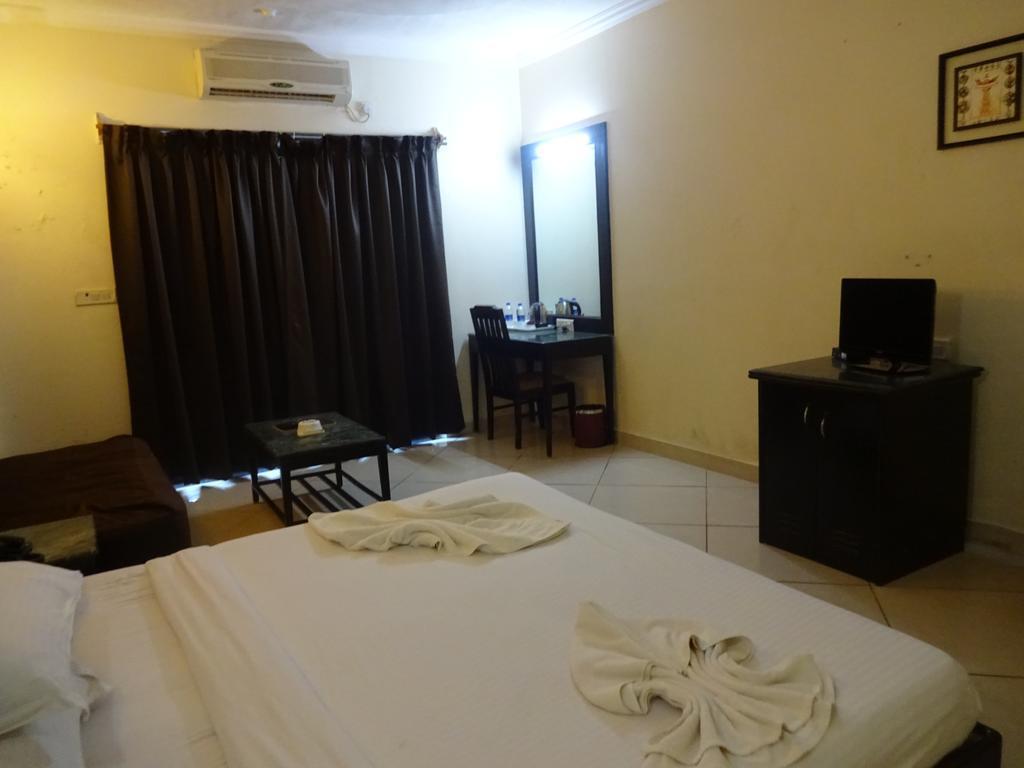 Ocean Waves Sun Baga Hotel Exterior photo