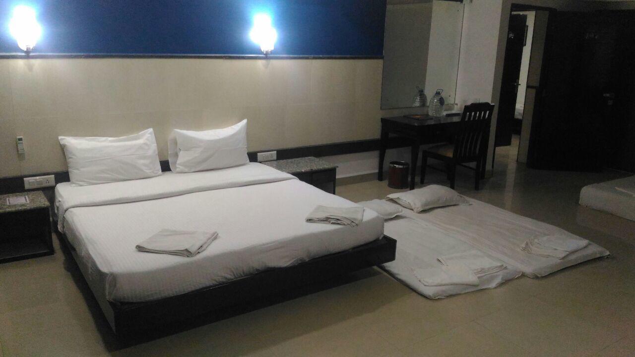 Ocean Waves Sun Baga Hotel Exterior photo